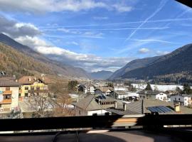 Cozy Mountain View Loft, Val di Sole, Trentino, hotel di Monclassico