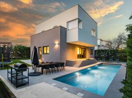 Villa Aida - 4 bedroom luxury villa with large private pool 4K projector and Jacuzzi, casa de campo em Pula