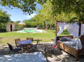 Le Mas des Cigales avec parc et grande piscine, hotel em Velleron