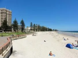 Lovely "Driftwood Taft" Apartment Beach & Everything few Minutes walk! Central Glenelg