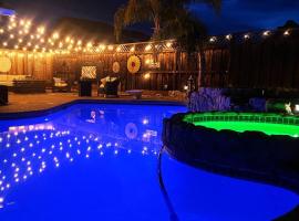 Stunning Modern Home King Bed Pool Jacuzzi Fire pit, hotel in Oakley