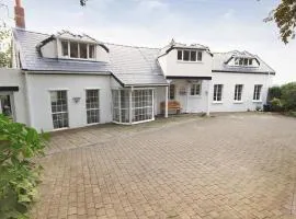 Holly Tree Lodge