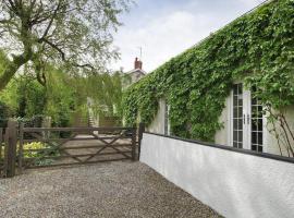 Llethryd Farm Cottage Two, hotel con estacionamiento en Llanmorlais