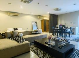 Villa 29 Suite A - Home Vacation, hotel cerca de Estación de metro Noor Bank, Dubái