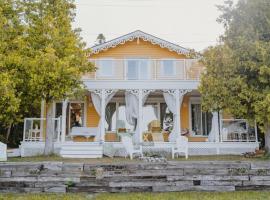 Hot Tub Waterfront Cottage - Near Sauble beach, hotell i Wiarton