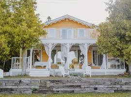 Hot Tub Waterfront Cottage - Near Sauble beach