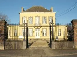 Petit château à la campagne.
