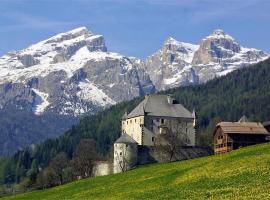 Luxury Chalet at the Foot of the Dolomites by the Castle, hotel in La Villa