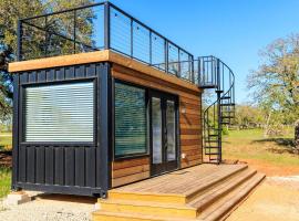 New Wilderness Hideout-Cozy Container Home, hotel di Fredericksburg