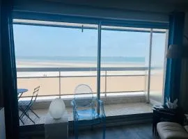 Sur le sable - Face à la mer