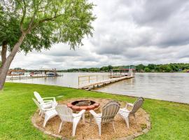 Hot Tub and Dock Lakefront Mabank Home, hotel di Mabank