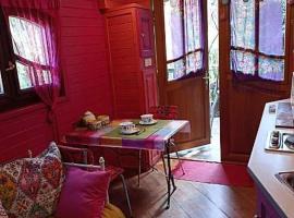 Roulotte des Alpilles, Hotel in Maussane les Alpilles