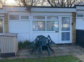 218 - 2 Bed Chalet, Belle Aire, Beach Road, Hemsby, NR29, hotel din Hemsby