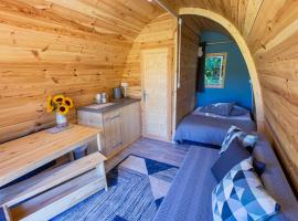 The Woolpack Glamping، فندق في ميدستون