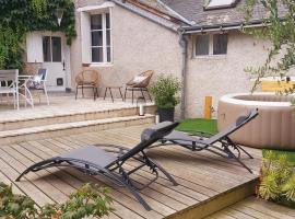 Gite de charme au bord de l'Indre avec jacuzzi, hotel in Monts