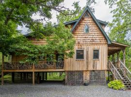 Water's Edge Cabin, casă de vacanță din Sylva