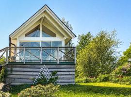 Beautiful Home In Boxholm With Kitchen, feriebolig i Boxholm