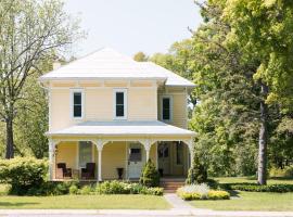 Watson House - Century Home near Sandbanks, cottage in Cherry Valley