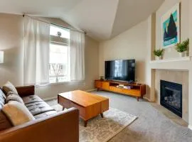 Alaska Retreat with Balcony, Near Earthquake Park!