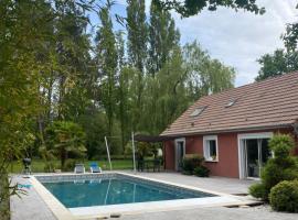 Chambre privée avec piscine proche des 24 heures โรงแรมที่มีที่จอดรถในSaint-Gervais en-Belin