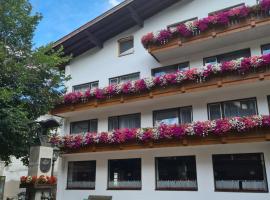 Gasthof Hotel Kirchenwirt, hotel di Zell am Ziller