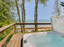 Beachy Palms Cottage on Lake Huron with Hot Tub!