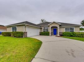 Lovely Family Home with Yard, 6 Mi to Amelia Island! บ้านพักในเฟอร์นันดินาบีช