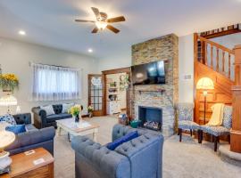 Central Chanute Historic Home with Porch!, hotel sa Chanute