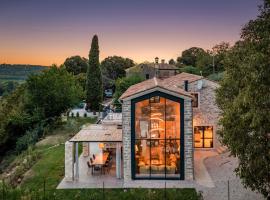 Villa La Vinella with heated pool, hotel v Bujah