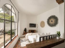 Cozy New - Casa Blanca Suite B1, hotel en Montecito