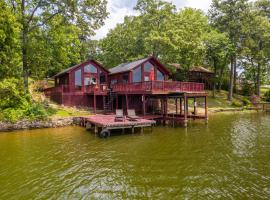 Liams Lodge-Peaceful Cabin Panoramic Lake Views, cabin in Hot Springs