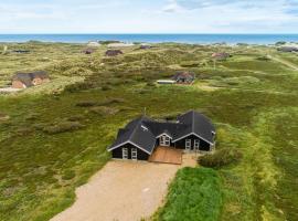 Gorgeous Home In Ringkbing With Kitchen, hotel a Søndervig