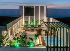 Maison Aqua Suite with Private mini pool jacuzzi, hotel s hidromasažnom kadom u Hersonissosu