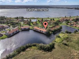 Luxurious Lakefront Retreat In Winterset, cottage in Winter Haven