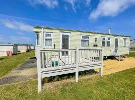 Superb Caravan With Decking At Kessingland Beach In Norfolk Ref 90038td, smeštaj za odmor u gradu Benacre