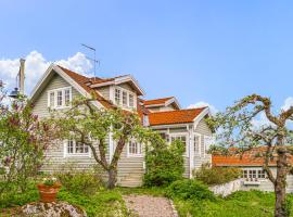 4 Bedroom Beautiful Home In Eskilstuna, hotell i Sundby