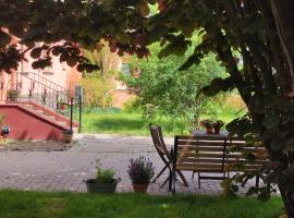 Storchennest mit großem Garten für Urlaubsgäste, cazare în regim self catering din Nauen