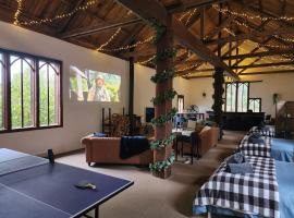DAYLESFORD Frog Hollow Estate THE BARN - Wanting a different experience - Stay in the Barn - Table Tennis Table - Cinema Projector - Bar - Wood Fireplace - 3 QUEEN BEDS - A fun place for everyone คันทรีเฮาส์ในเดลส์ฟอร์ด