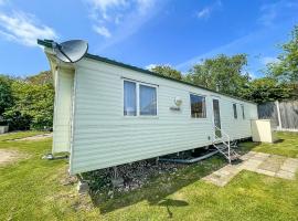 Superb Caravan At Kessingland Beach In Suffolk, Sleeps 8 Ref 90015bc, smeštaj za odmor u gradu Benacre