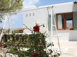 Aegean traditional home in Athens Riviera, hotell i Sunion