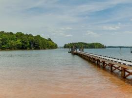 Island Point Cottage on Lake Norman with Porch! – hotel w mieście Mooresville