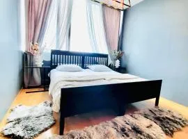 Bus Hostel Reykjavik - Reykjavik Terminal、にあるレイキャビク国内空港 - RKVの周辺ホテル