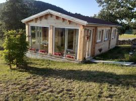 Secluded Chalet in Egliseneuve des Liards，Égliseneuve-des-Liards的有停車位的飯店
