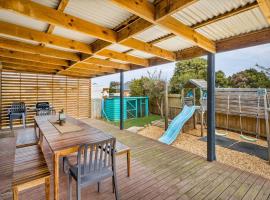 Calm 3922, holiday home in Surf Beach