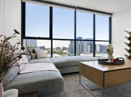 Isaac - The Cityscape View Apartment