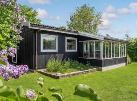 Stunning Home In Bog By With Kitchen, παραθεριστική κατοικία σε Bogø By