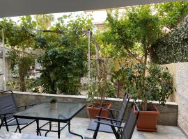 Garden View Apartment, hotel cerca de Estación de Metro de Elliniko, Atenas