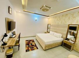 Neshaz Hotel & Suites, מלון ב-Johar Town, לאהור