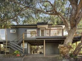 Whispering Gums - Ocean Views, Pet Friendly, EV UNIT 7kW for electric cars, Sleeps 7, vacation home in Lorne