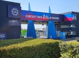 Circuit du Mans Jacques Brel、Guécélardの駐車場付きホテル